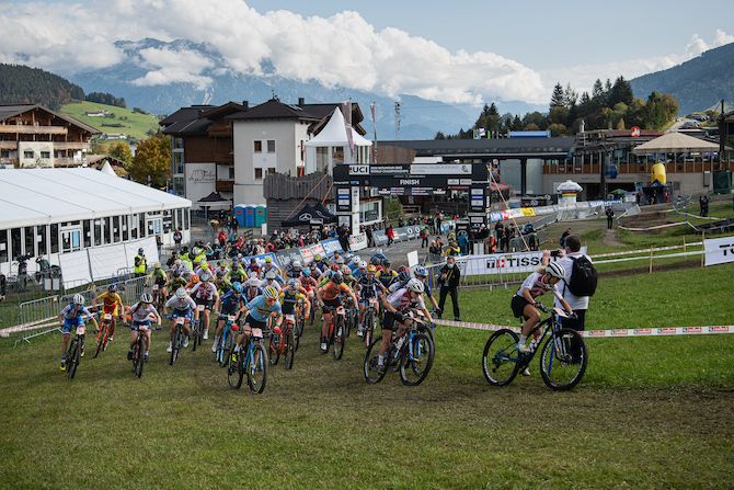 The start of the elite women's race