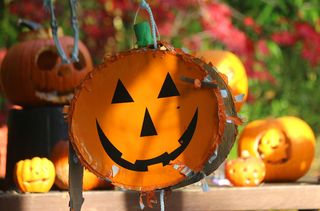 Halloween games for kids: spooky piñata