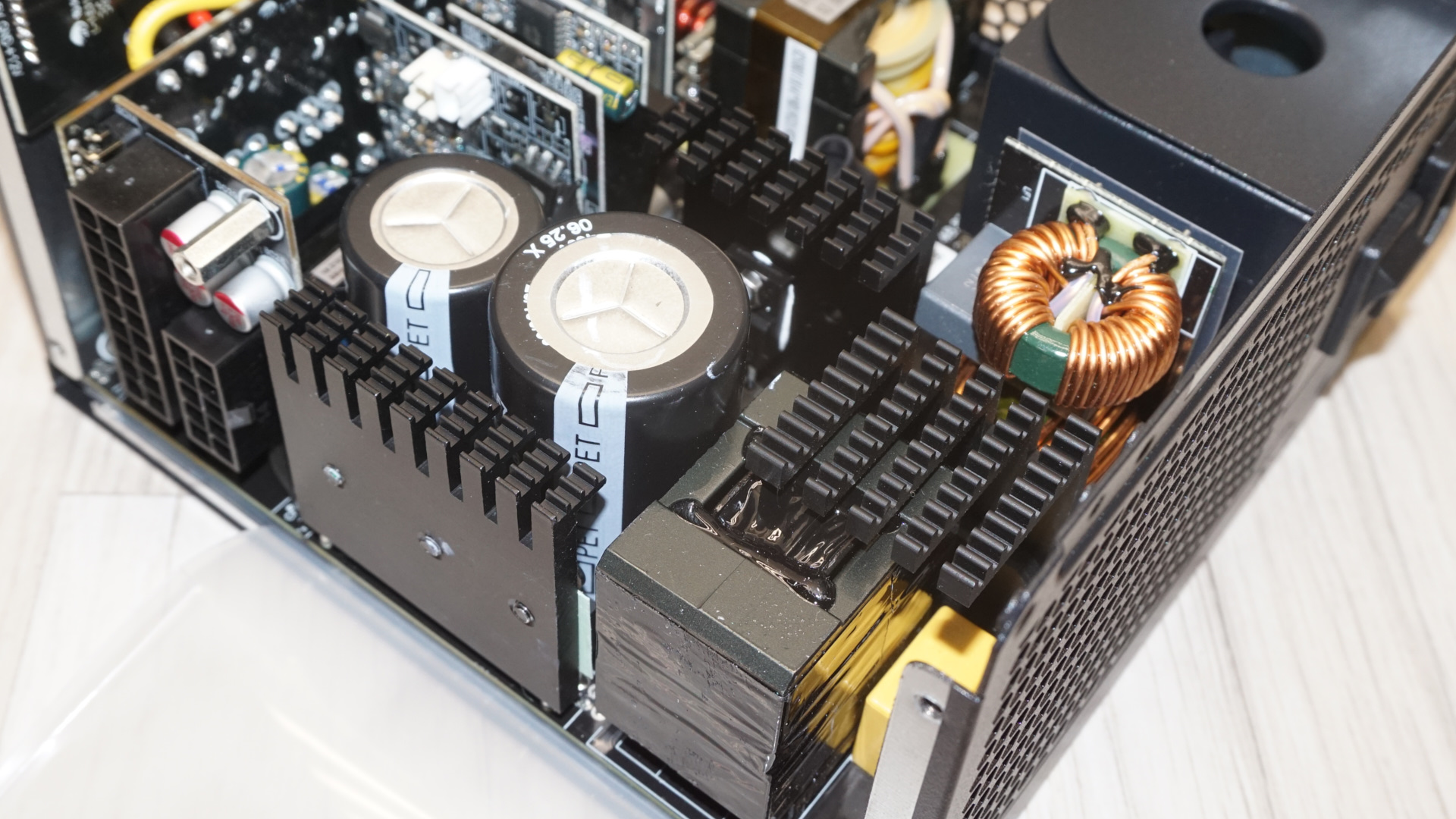 Lian Li RS1200G ATX 3.1