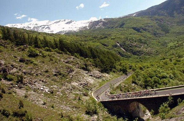 Riders ascend the Moncenisio.