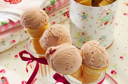 Quick strawberry ice cream