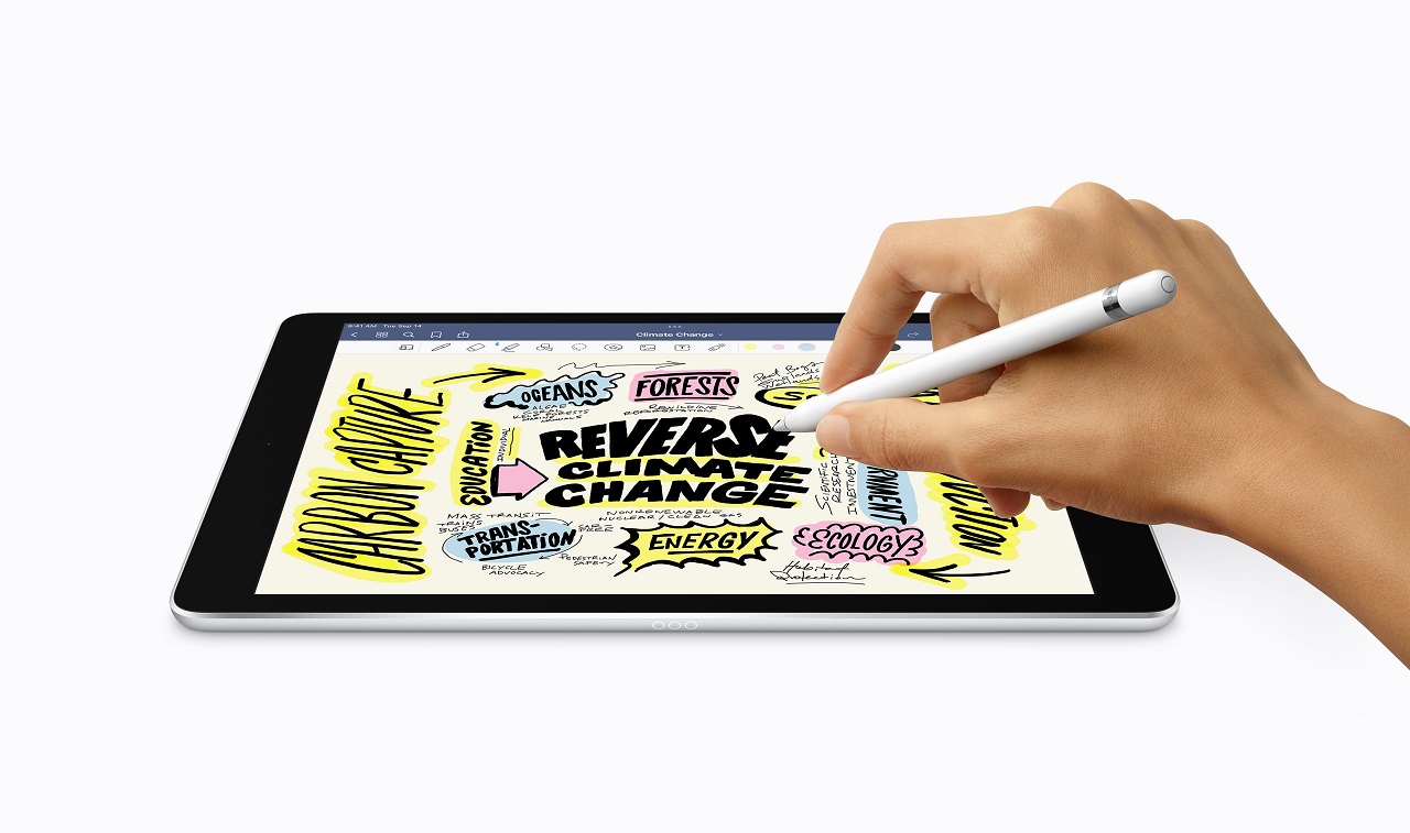 Apple iPad 10.2 2021 being using with an Apple Magic Pencil