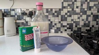 Mixing baking soda, detergent and toothpaste combo