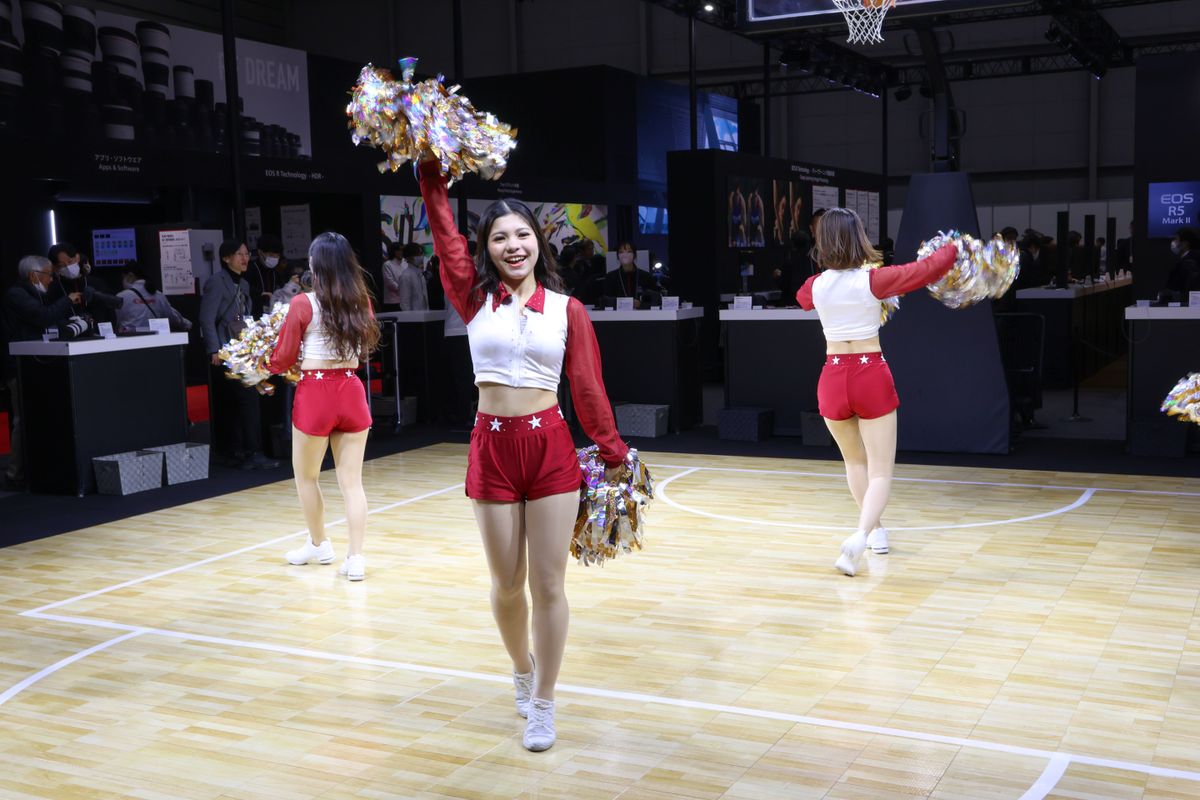 Canon PowerShot V1 sample image of cheerleaders on a basketball court