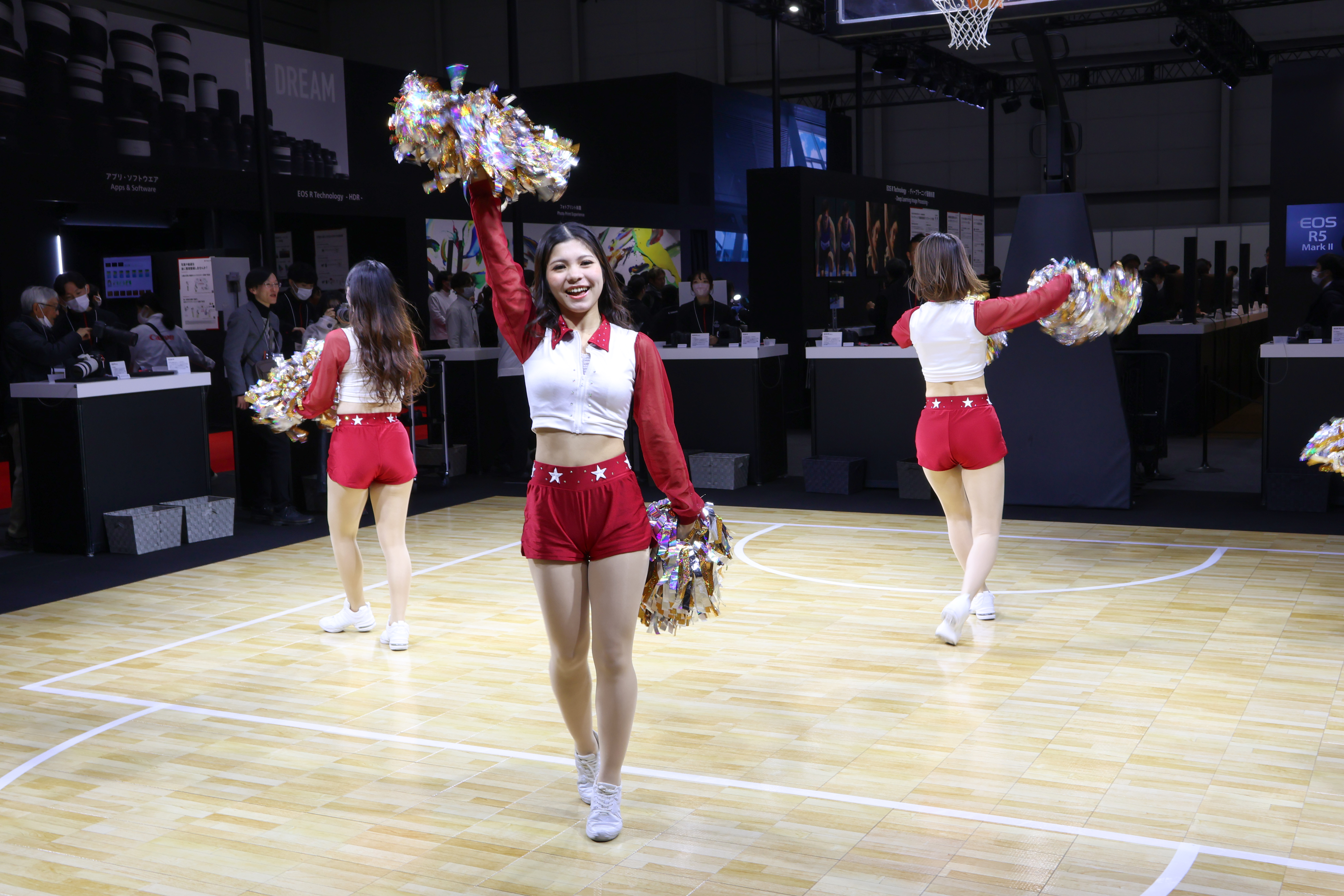 Canon PowerShot V1 sample image of cheerleaders on a basketball court
