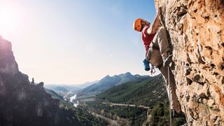 如何训练攀岩:攀岩者在岩壁上