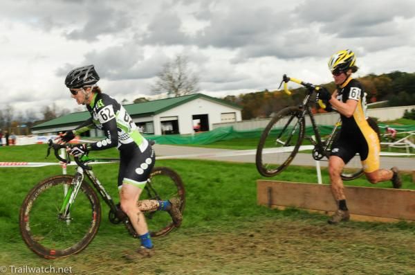 Sally Annis (Crossresults.com) being chased by Smith at the barriers.