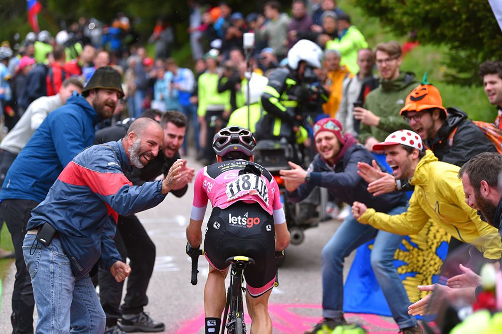 Simon Yates chases Chris Froome on the Zoncolan