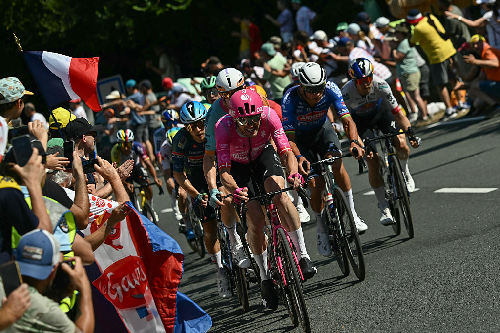EF Education - EasyPost team's Danish rider Kasper Asgreen (C) and Alpecin - Premier Tech team's Dutch rider Mathieu van der Poel (2nd R) cycle in a pursuing group during the 8th stage of the 113th edition of the Tour de France cycling race, 180,4 km between Perigueux and Bergerac in southwestern France, on July 11, 2026. (Photo by Loic VENANCE / AFP)