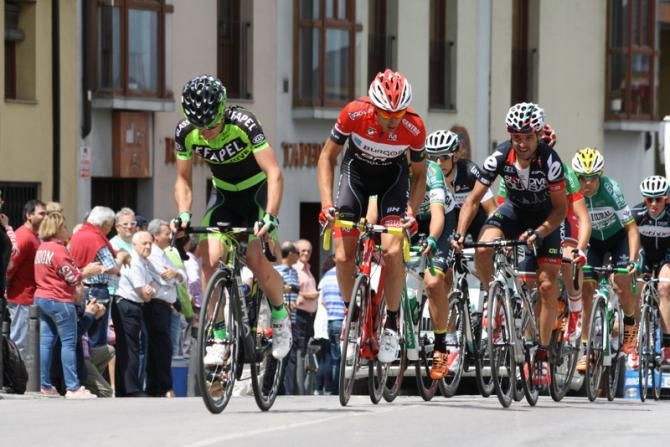 Breakaway of the day was formed by Gari Bravo (Efapel), Juan Jos&eacute; Oroz, Pablo Torres (Burgos BH), Antonio Molina, Lluis Mas, Amets Txurruka (Caja Rural), Carlos Verona (OPQS), &Aacute;lvaro Cuadros (Ettix), Illart Zuazubiskar (Euskadi) and Paco Mancebo (Sky Dive Dubai)