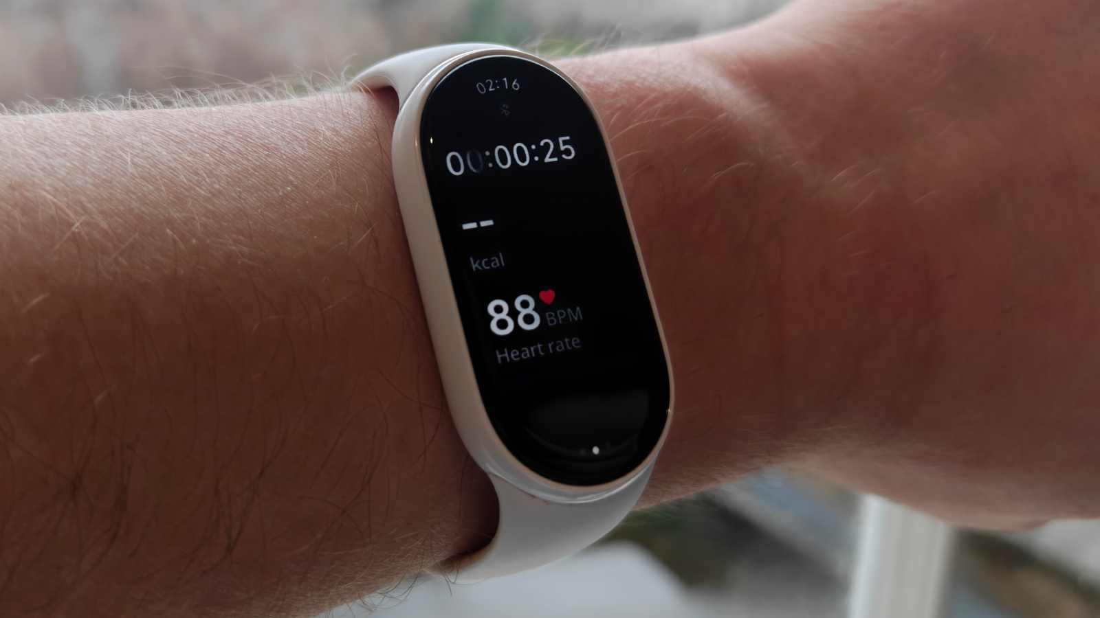 The Xiaomi Smart Band 10 tracking an exercise.
