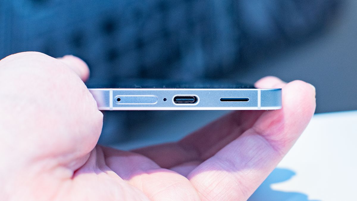 Samsung Galaxy S25 from bottom in hand, showing USB-C port