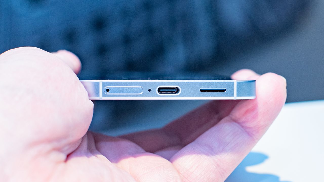 Samsung Galaxy S25 from bottom in hand, showing USB-C port