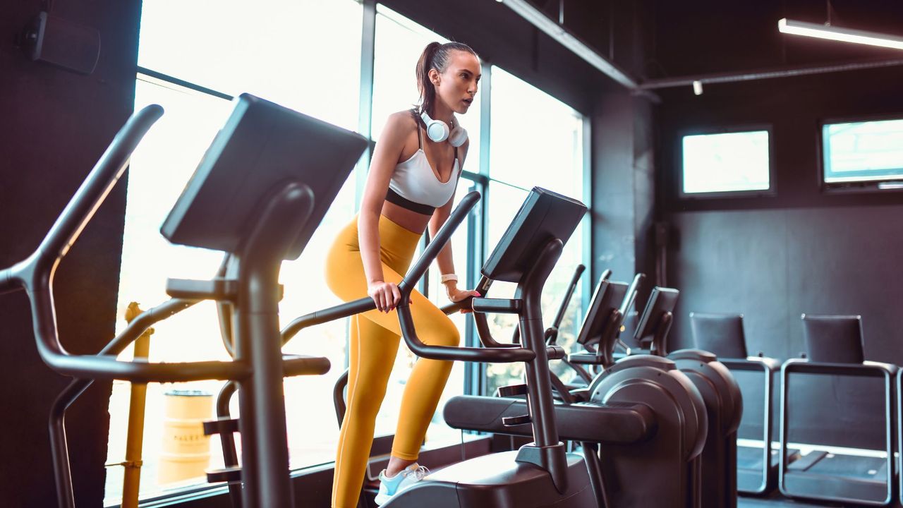 A woman doing one of the best Stairmaster workouts in the gym