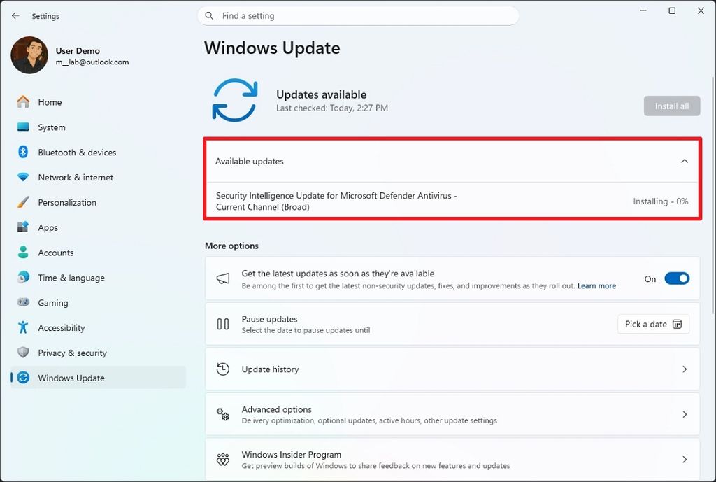 Windows Update screen showing available updates. A security update for Microsoft Defender Antivirus is installing at 0%. Options include pausing updates.