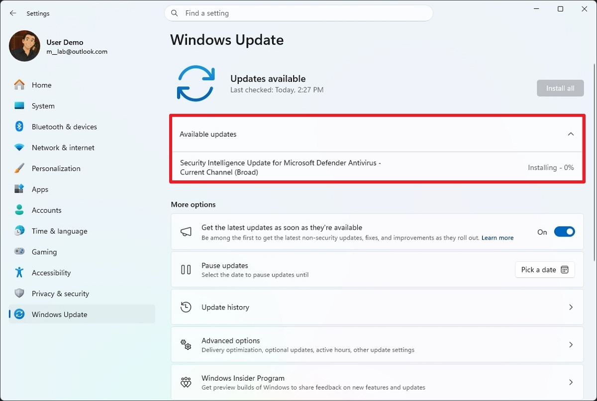 Windows Update screen showing available updates. A security update for Microsoft Defender Antivirus is installing at 0%. Options include pausing updates.