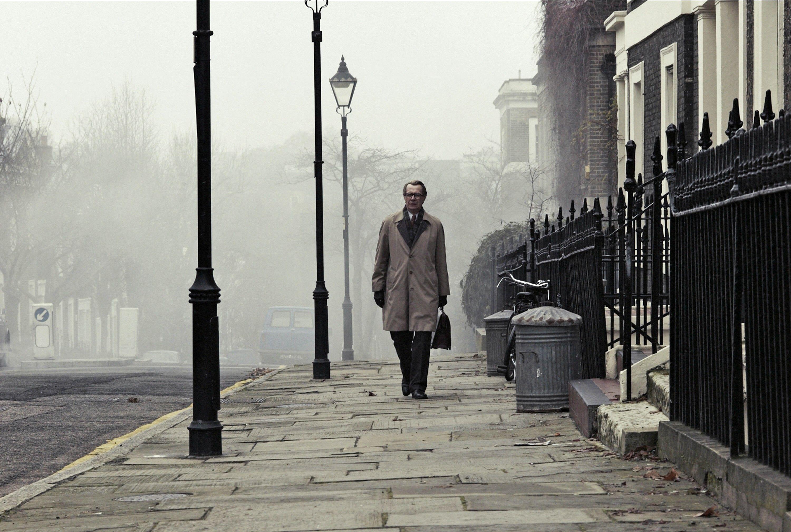 Gary Oldman as George Smiley walking down a London street