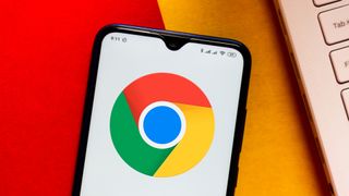 Logotipo do Google Chrome exibido em uma tela de smartphone