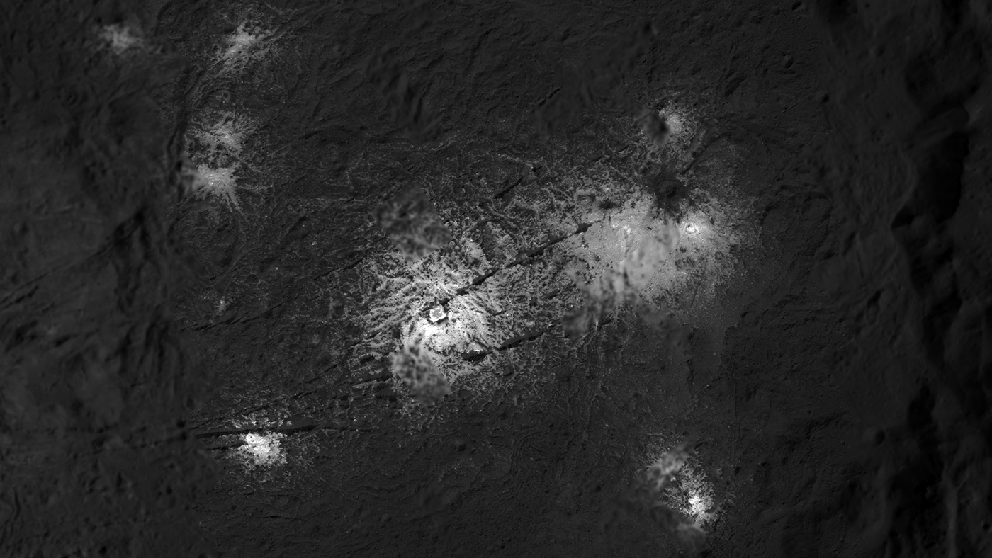 Foto close-up Vinalia Faculae di Kawah Occator Ceres ini ditangkap oleh pesawat ruang angkasa Dawn NASA dalam misi kedua yang diperpanjang, dari ketinggian serendah 21 mil (34 kilometer).