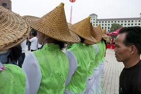 Blast these hats, i can't see the presentations!