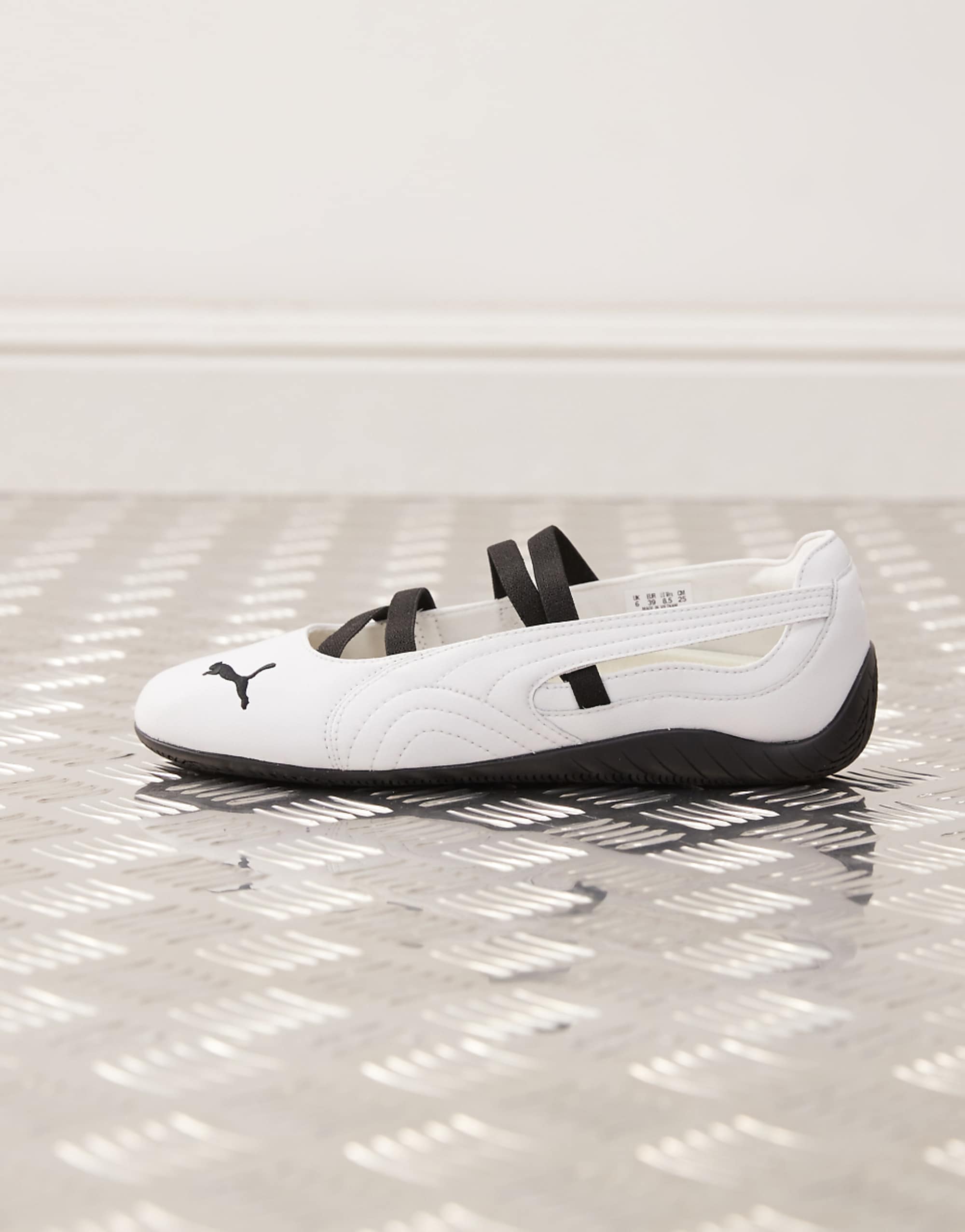 bRb5VVfN5DzDuriyKzkJyg 5 اتجاهات أنيقة للأحذية المسطحة لعام 2025 لتقليدها هذا الشتاء