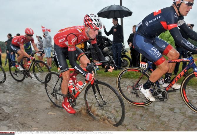 Jurgen Van Den Broeck (Lotto-Belisol) takes the wetter option