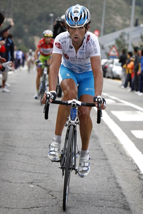 Mosquera tries to put Nibali into difficulty.