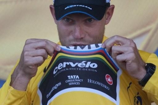 Hushovd kisses the yellow jersey
