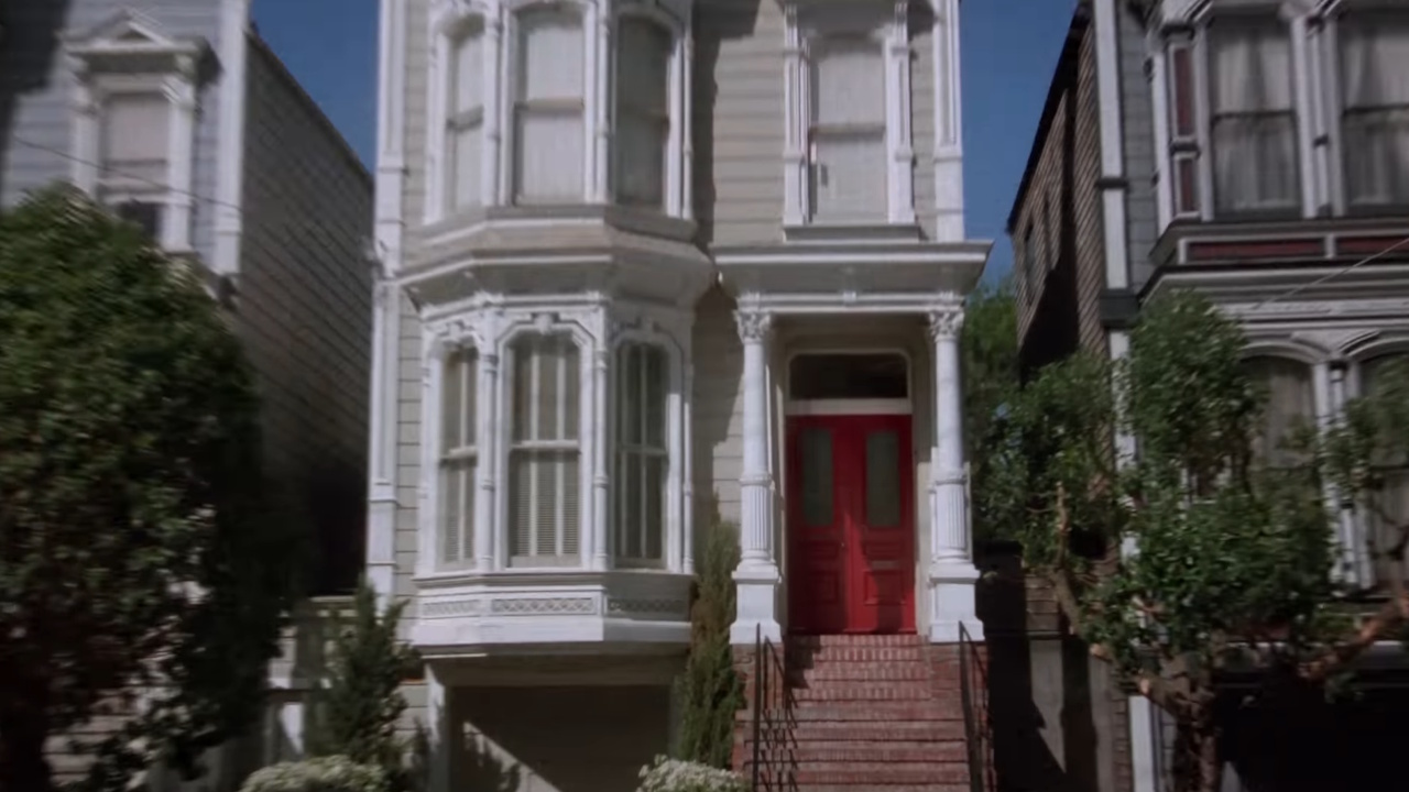 The San Francisco "Painted Ladies" home made popular by Full House is shown in the Fuller House opening credits.