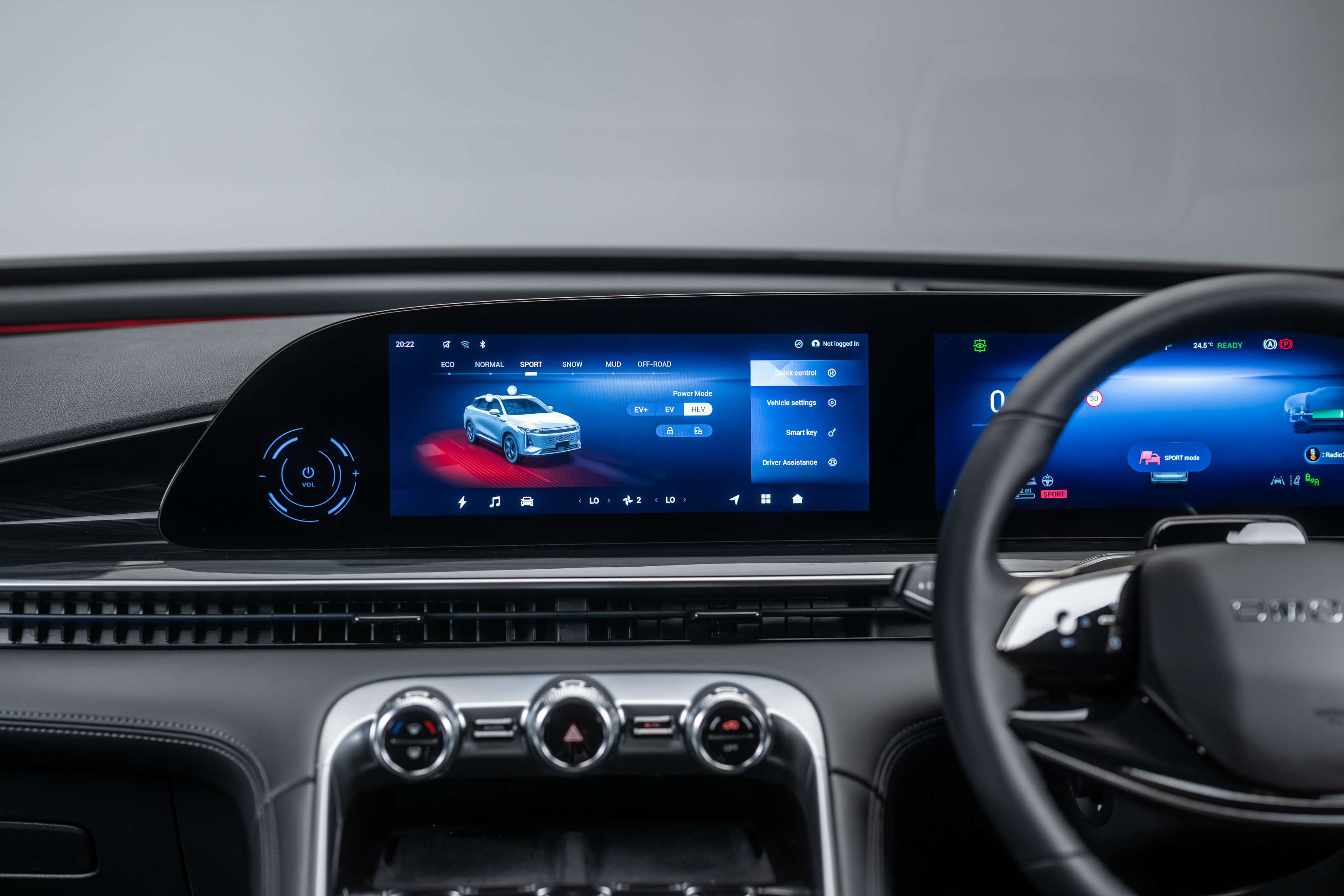 Omoda 9's instrument panel is supplemented by physical controls