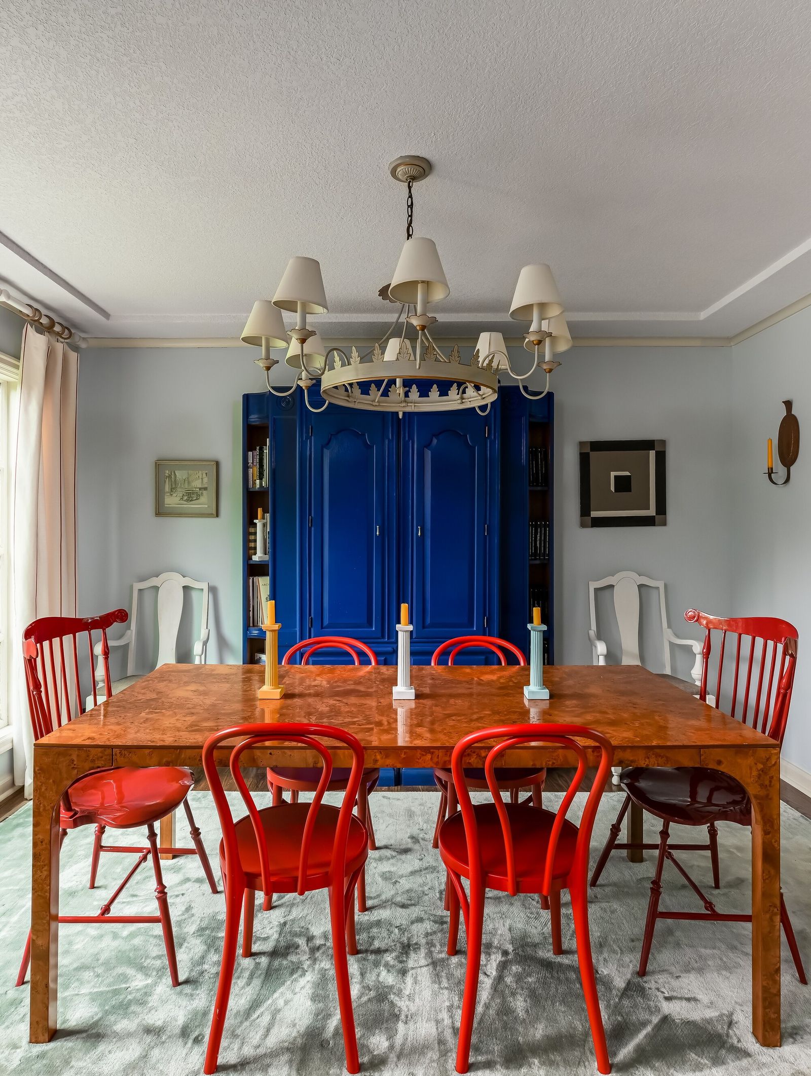 Colors that go with royal blue to make your interiors pop | Livingetc
