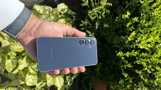 Samsung Galaxy A55 dans la main