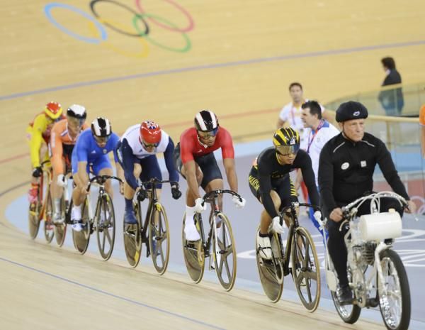 The riders all lined up behind the derny
