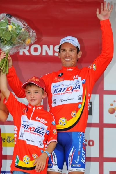 Robbie McEwen brings his son onto the sprint leader's podium.