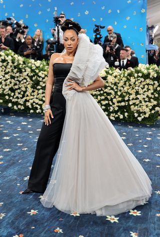 bSTqz4ik7B8pG28j8dMFrh-320-80 لحظات السجادة الحمراء التي تحدثت أكثر من 2025 Met Gala