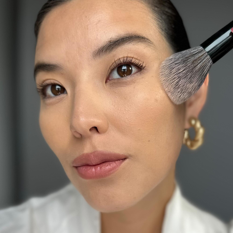 A photo of @mexicanbutjapanese applying bronzer to her cheeks