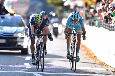 Alejandro Valverde (Movistar) and Diego Rosa (Astana) sprint for fourth place