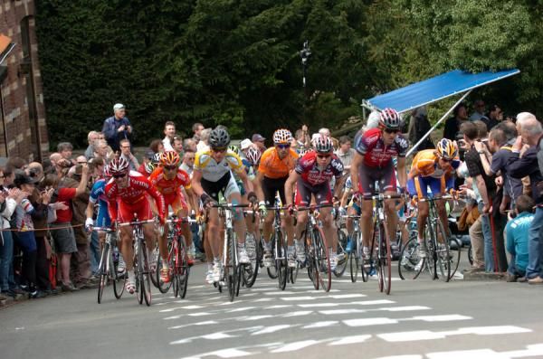 Yarolslav Popovych leads Cadel Evans up the start of the Mur as eventual winner Kim Kirchen sits ready to pounce.