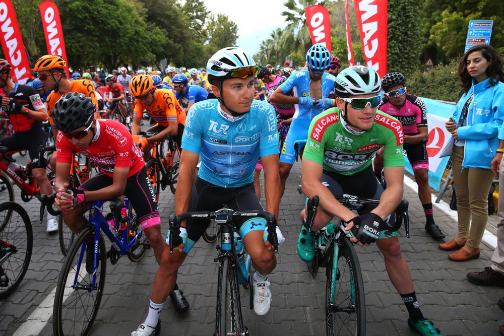 Alexey Lutsenko (Astana) and Sam Bennett (Bora-Hansgrohe) at the start