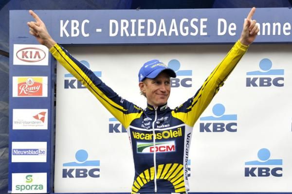 Lieuwe Westra (Vacansoleil - DCM) on the podium to receive the leader's jersey.