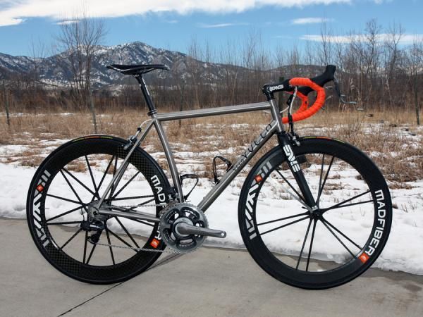 Vuelo Velo's 8 was built at Black Sheep's Colorado faciilty and features a subtle curved-tube design.