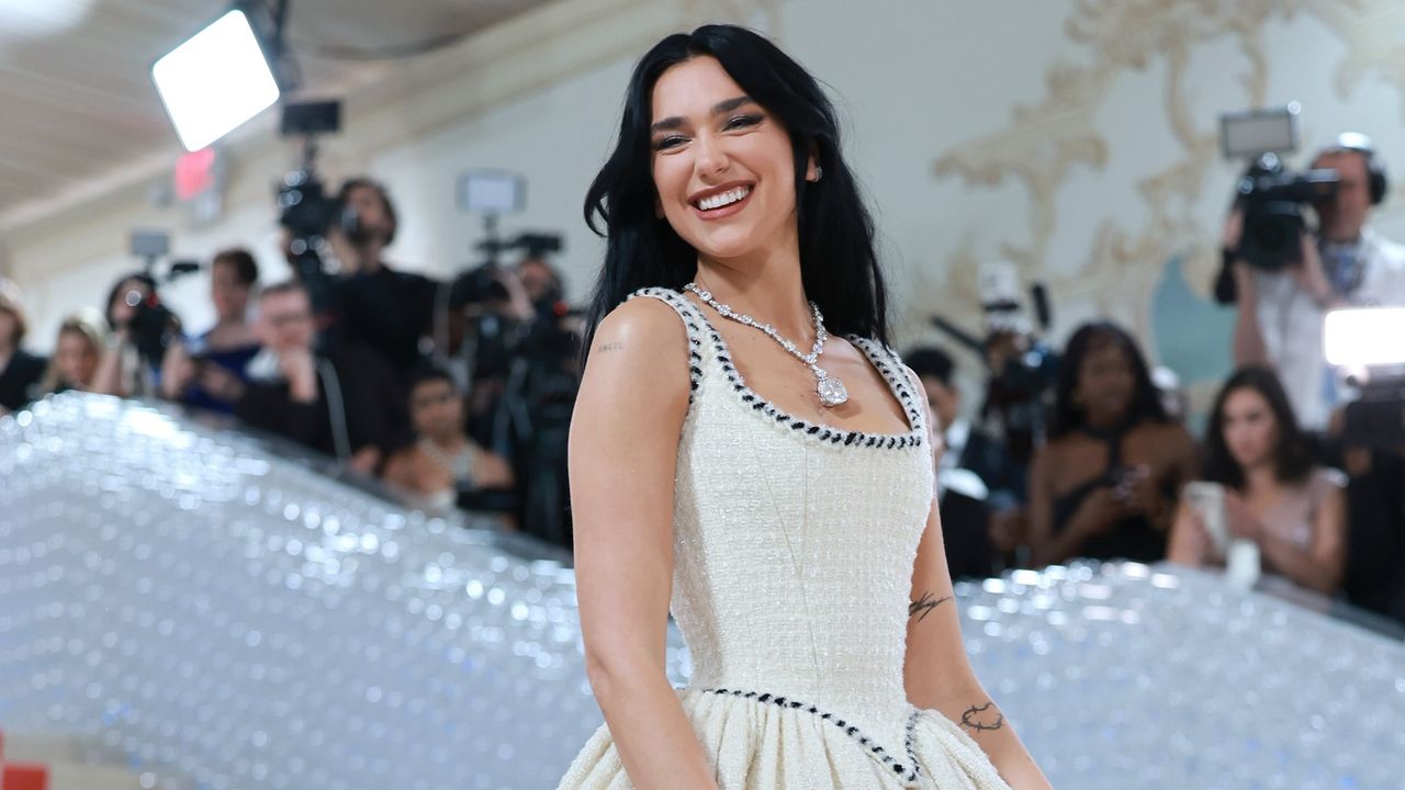  Dua Lipa attends The 2023 Met Gala Celebrating &quot;Karl Lagerfeld: A Line Of Beauty&quot; at The Metropolitan Museum of Art on May 01, 2023 in New York City