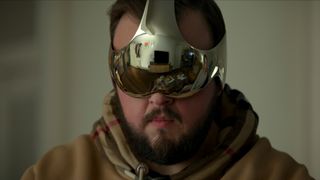 Parhaat Netflix-sarjat: 3 Body Problemin Jack Rooney pitää VR-laseja päässään