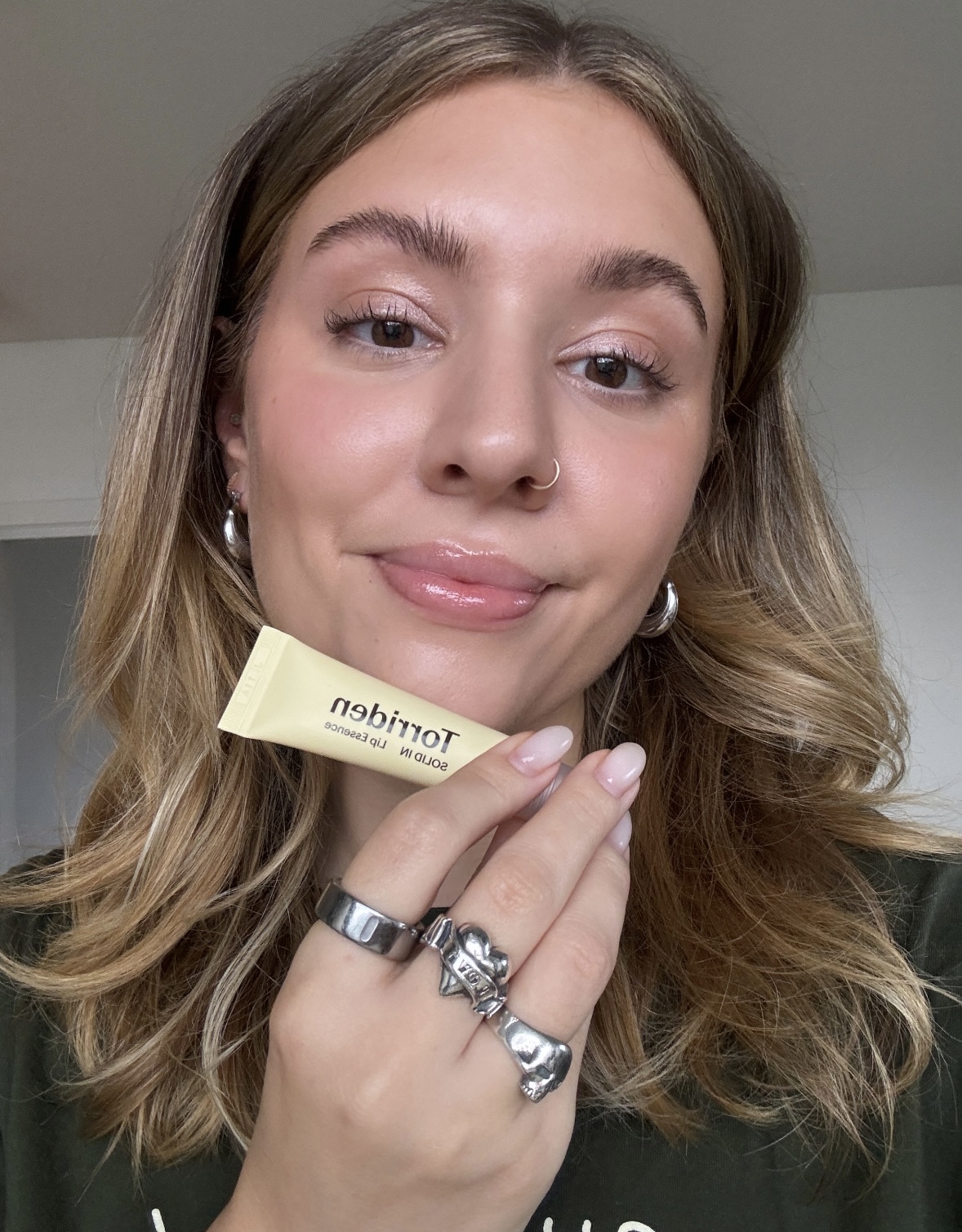 Lip essence