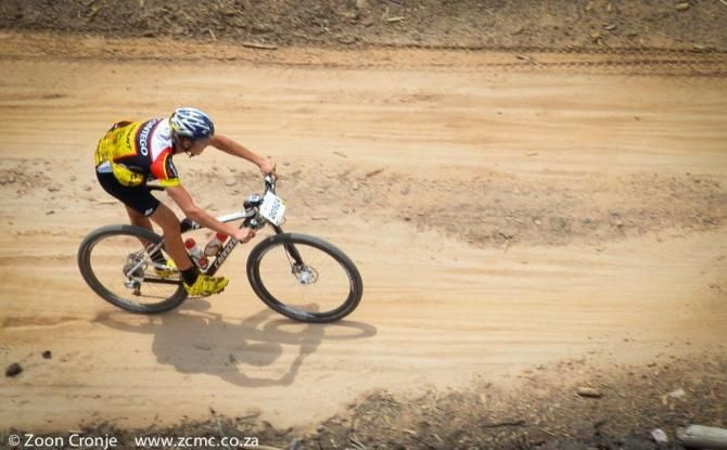 Matthys Beukes trying to outride a chasing Max Knox