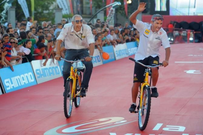 MTN-Qhubeka's Manel Lacambra and Jens Zemke enjoing the team presentation