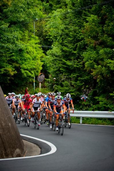 The peloton ascends the KOM climb