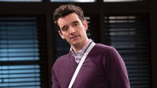 Michael Urie wearing a sling in Night Court Season 3x17