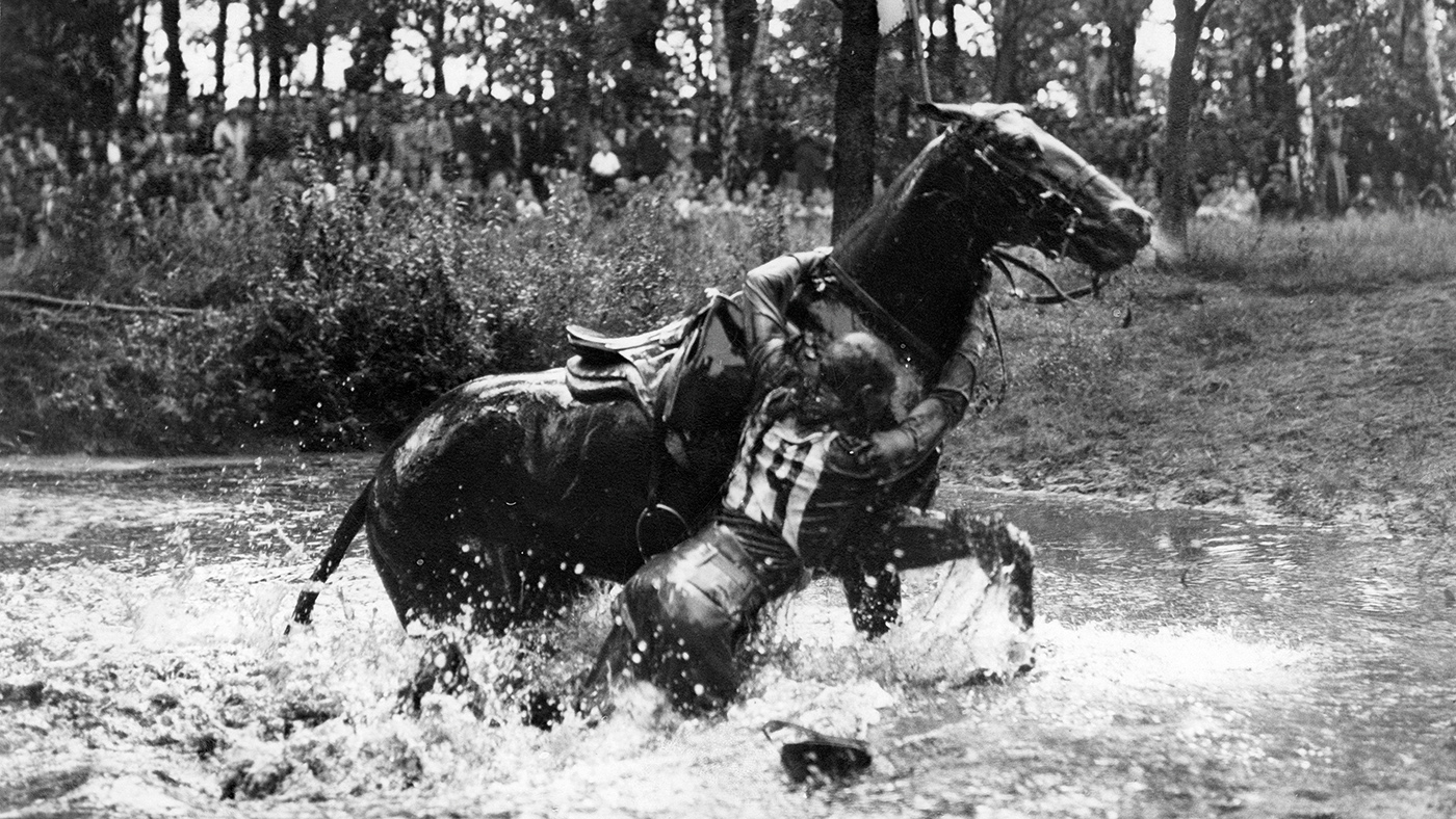 (Eingeschr&amp;Atilde;&amp;#131;&amp;Acirc;&amp;curren;nkte Rechte f&amp;Atilde;&amp;#131;&amp;Acirc;&amp;frac14;r bestimmte redaktionelle Kunden in Deutschland. Limited rights for specific editorial clients in Germany.) Germany Free State Prussia Berlin : 1936 Summer Olympics Eventing: Captain Raguse (USA) hanging on the neck of his horse during the cross-country phase in Doeberitz - 1936 - Vintage property of ullstein bild (Photo by ullstein bild/ullstein bild via Getty Images)