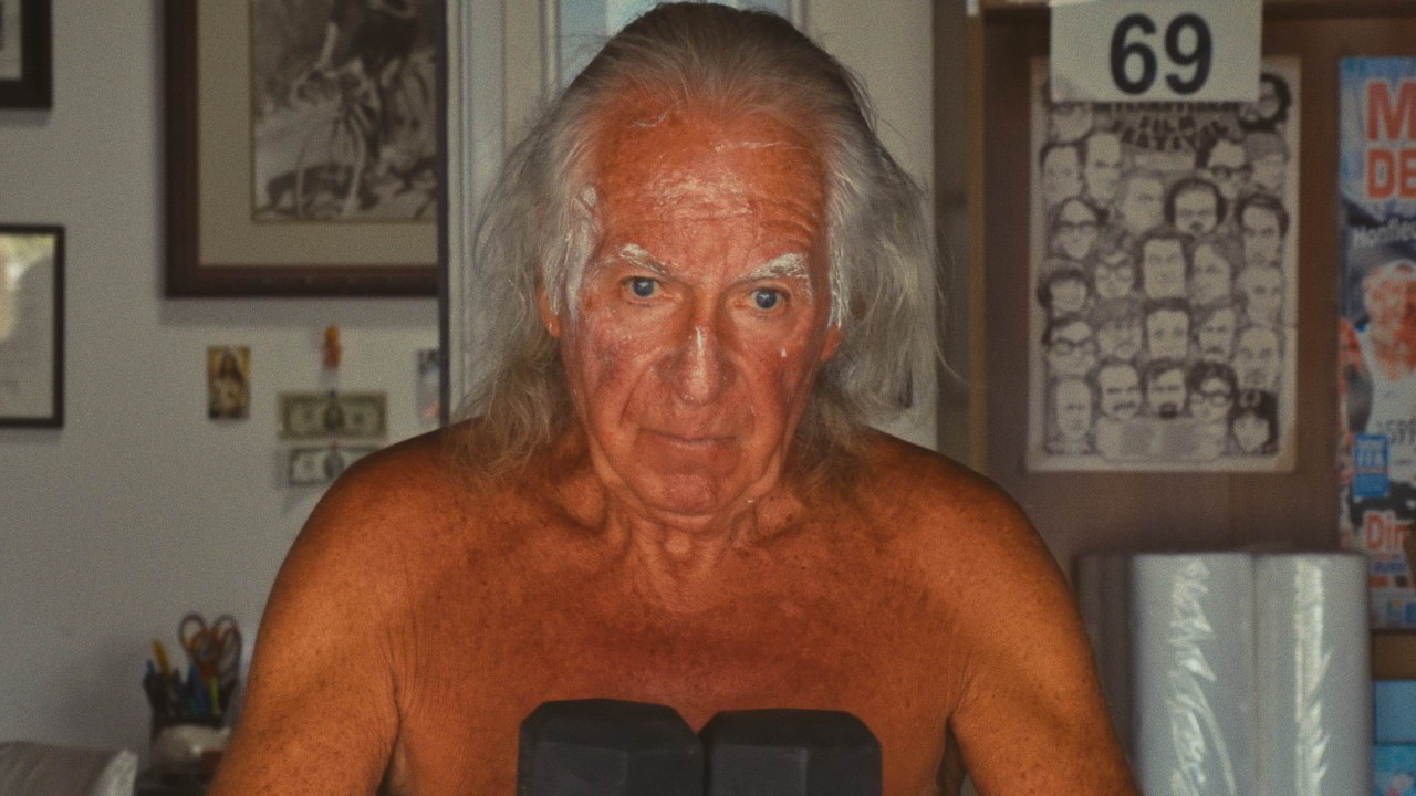 Een man werkt aan zijn afspraak